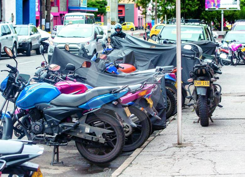El sector Barrio Colombia, en inmediaciones del centro comercial Premium Plaza, es una de las zonas donde más se presenta parqueo de motos en vías públicas y andenes. FOTO donaldo zuluaga