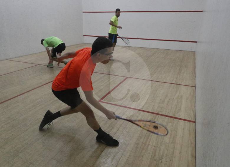 El crecimiento del squash va de forma acelerada. En un mismo escenario se ven más de dos deportistas.