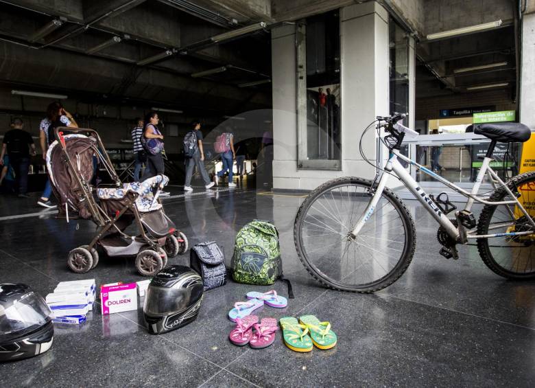 Apenas un 7 % de los objetos perdidos en el metro este año han retornado a sus dueños. FOTO julio césar herrera