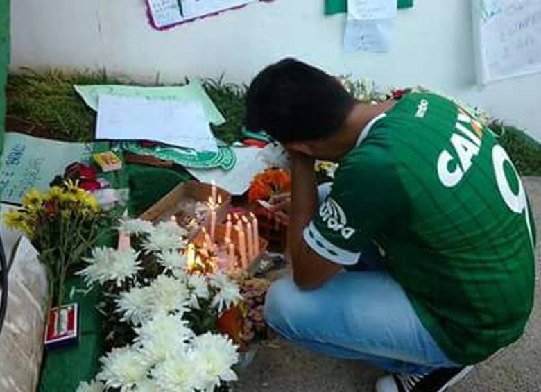 Chapecoenses amanecieron en el estadio esperando los cadáveres