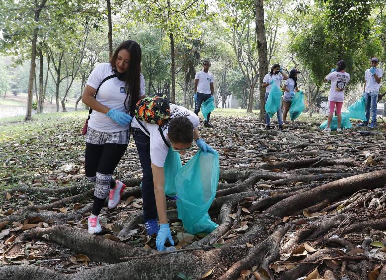 Jóvenes voluntarios participaron de la jornada de limpieza por la ribera de la quebrada. FOTO donaldo zuluaga