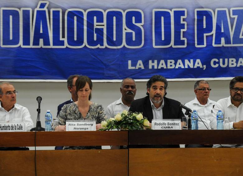 Las delegaciones del Gobierno y las Farc, convinieron en La Habana que el acuerdo final se entregará, después de su firma, al Consejo Federal Suizo. FOTO AFP 