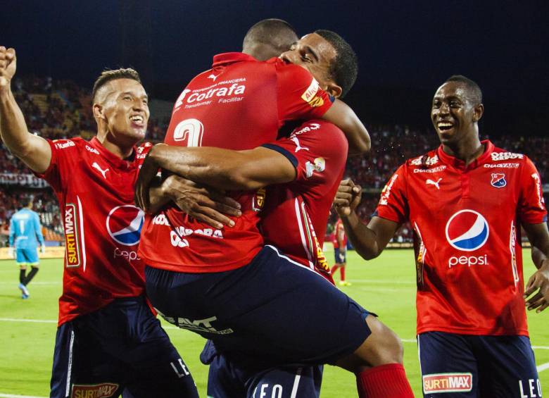 La celebración escarlata tras la anotación del lateral izquierdo del Poderoso, que regresó a la nómina titular en el encuentro frente al club bogotano. FOTO MARIO VALENCIA