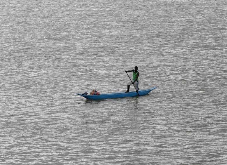 Canoero rema en su pequeña embarcación en el rió Guapi en el pacifico colombiano. Foto: Manuel Saldarriaga Quintero