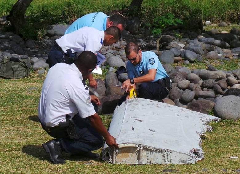 El trozo de avión encontrado en la isla La Reunión. FOTO REUTERS