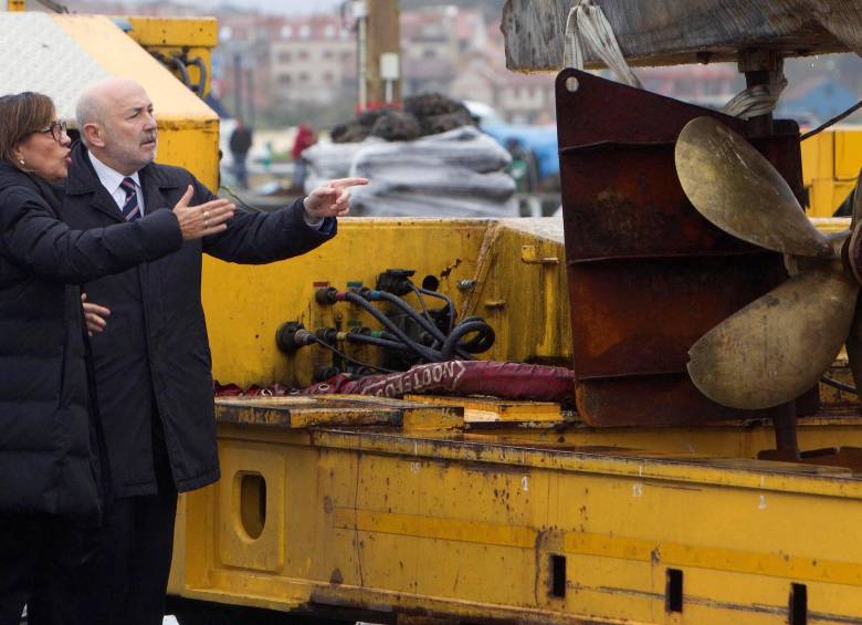 El delegado del Gobierno en Galicia, Javier Losada y la subdelegada Maika Larriba, inspeccionan el narcosubmarino. FOTO EFE