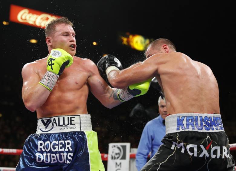 El boxeador mexicano Saúl “Canelo” Álvarez se llevó el título de peso semipesado de la OMB al derrotar al ruso Sergei Kovalev por KO en el 11° asalto, logrando la hazaña de convertirse en campeón en cuatro divisiones luego de subir dos categorías. FOTO AFP