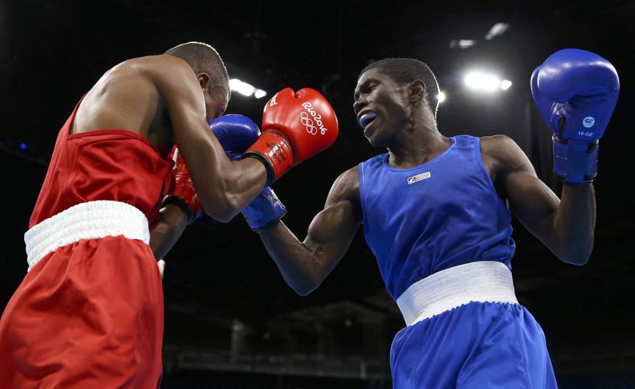 Yuberjén Martínez (azul) ya ganó su primera pelea. Ahora le tocará una prueba más fuerte frente a un pegador de más nivel como el filipino Rogen Ladon. FOTO reuters