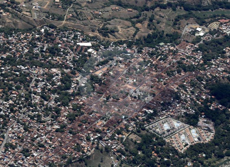 En San Jerónimo y Sopetrán abundan las parcelaciones de viviendas de alto costo. 3. Santa Fe de Antioquia es el municipio que más ha crecido en esta región. FOTOS Julio César Herrera y Donaldo Zuluaga