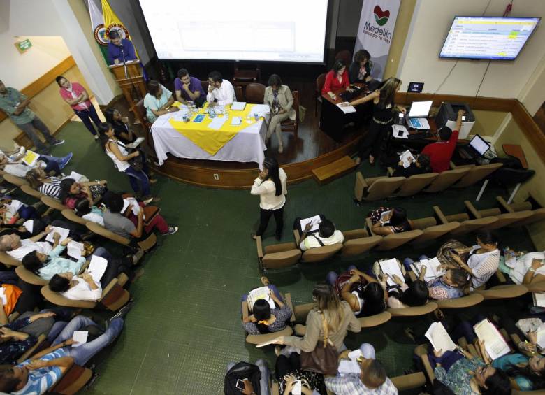 En la llamada casa del maestro, subsede de la Secretaría de Educación, avenida La Playa, se celebró la primera audiencia. Hoy continúa el proceso y va hasta el jueves. FOTO manuel saldarriaga