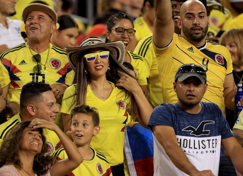 Los fanáticos colombianos terminaron felices tras el triunfo de la Selección. FOTO AFP