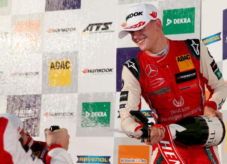 Al igual que su padre, pero en categorías menores, Mick Schumacher ya ha destapado varias botellas de champaña como campeón. Celebró en el circuito de Hockenheim. FOTO afp