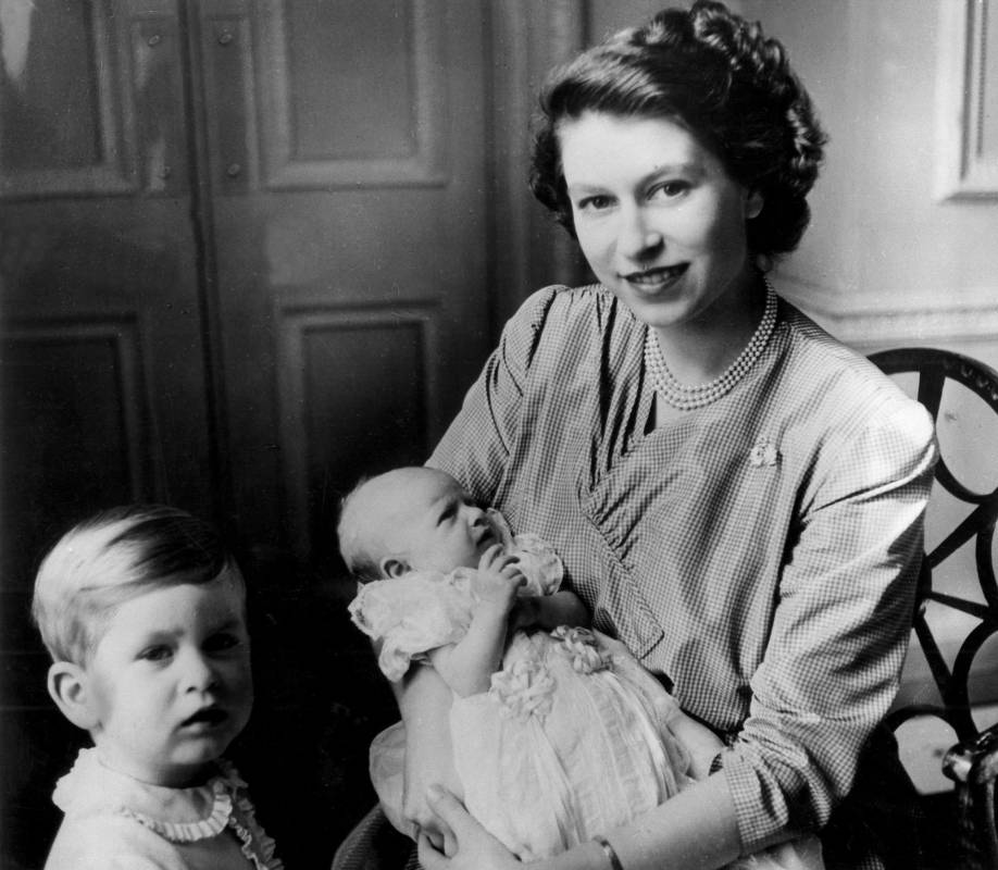 Cuando todavía era la princesa Isabel de Inglaterra, Duquesa de Edimburgo, tuvo sus dos primeros hijos el príncipe Carlos, a la izquierda y la pequeña princesa Ana en brazos, nacida 15 de agosto en Clerence House, residencia de la princesa y su marido. FOTO EFE
