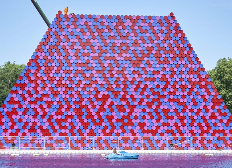 Aún en construcción, The Mastaba iba tomando forma en Hyde Park en Londres. Requirió 7000 barriles apilados para darle la forma a la obra sobre el lago Serpentine. Foto: NIKLAS HALLEN / AFP