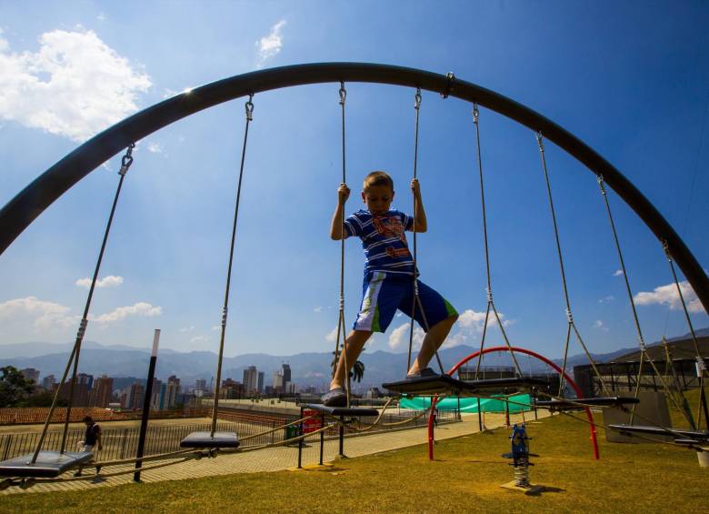Para los habitantes de la comuna 8 (Villa Hermosa), disfrutar de un espacio como el de la UVA de la Imaginación es ganar en la posibilidad de estrechar lazos comunitarios y evitar que más niños y jóvenes desvíen sus caminos a hacia la delincuencia. FOTO julio césar herrera
