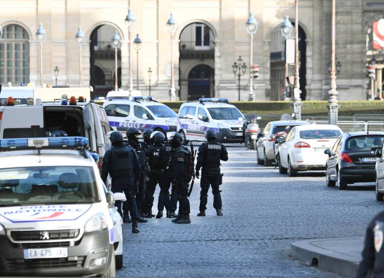 La policía acordonó la zona e impidió el paso de vehículos y peatones. FOTO AFP.