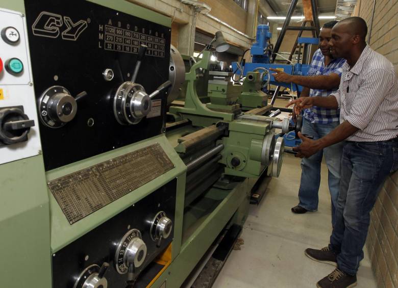 Taller de electromecánica operado por el ingeniero Tirson Ibargüen. Allí pueden hacer maquinaria. FOTO Jaime Pérez