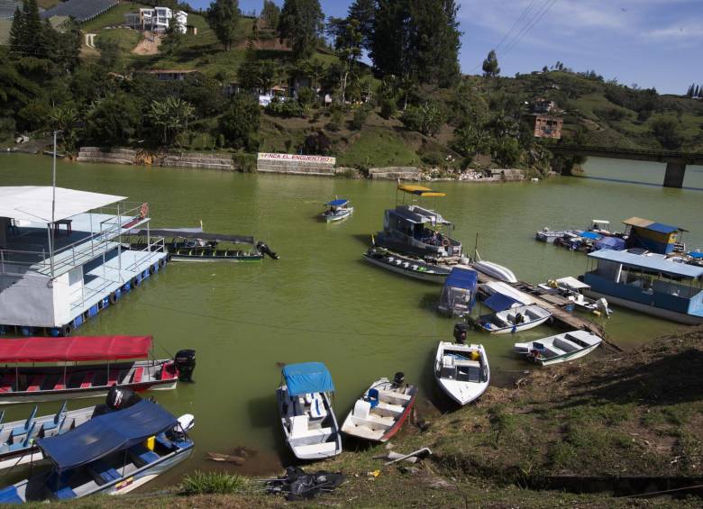 Situación del embalse Peñol-Guatapé se debe principalmente a contaminación de cuencas del río Nare y quebrada La Hondita, que reciben descargas de aguas residuales. FOTO Donaldo Zuluaga