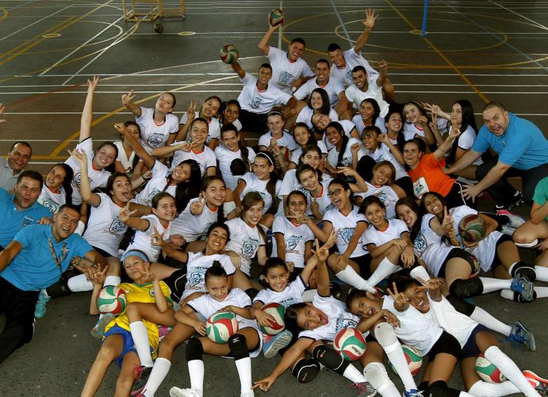 Este es parte del semillero del voleibol en Sabaneta, representado en el Club Potros. FOTO Jaime Pérez