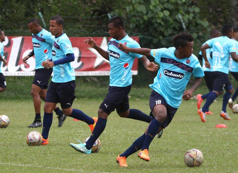 Brayan Angulo (18) sería titular mañana con DIM en la Liga Águila-2, que hoy tendrá los juegos Huila-Cortuluá, Autónoma-Chicó y Santa Fe-Alianza Petrolera. FOTO julio césar herrera