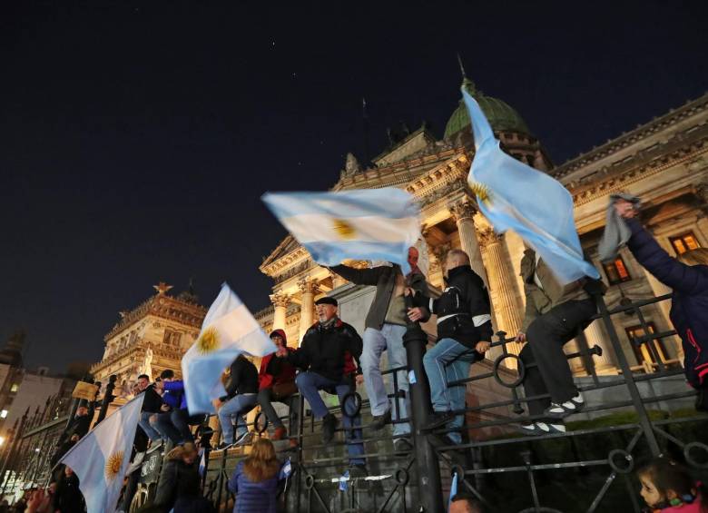 El paro de los profesores se suma a la crisis que enfrenta el país por el escándalo de corrupción conocido como “los cuadernos” que provocó protestas frente al Congreso ayer. FOTO reuters