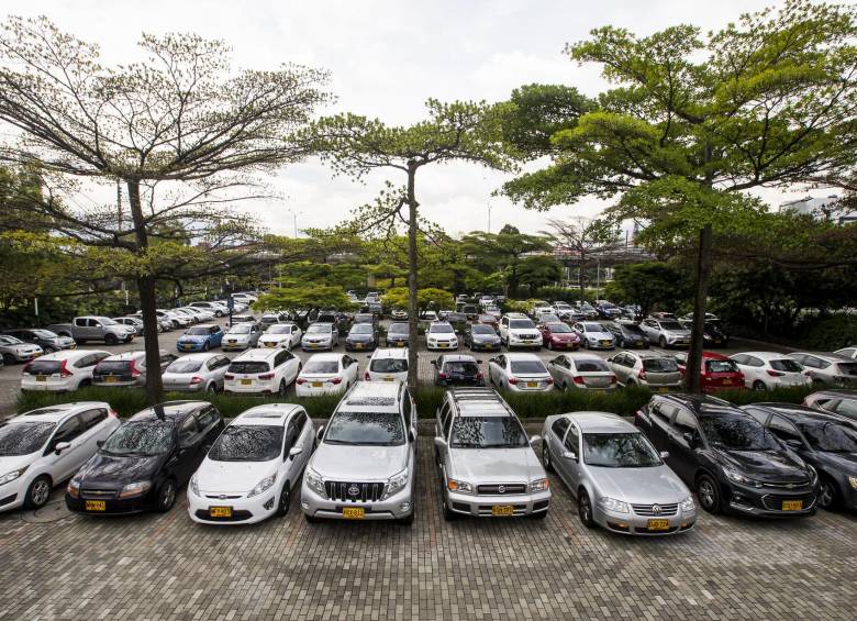 En días laborales, la ocupación de los parqueaderos en la U. de A (izquierda) llega al 100% en horas pico. En Eafit (arriba), las 1.000 celdas para carros existentes se llenan con facilidad. FOTO Jaime Pérez