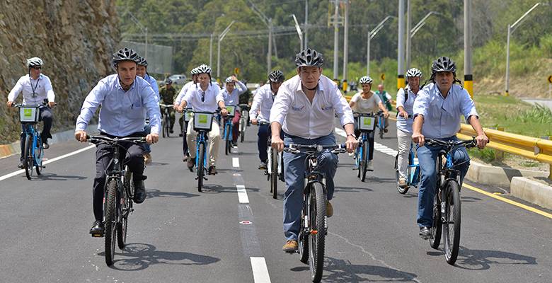 Juan Manuel Santos recorrió un trayecto de la vía en bicicleta, junto al Alcalde de Medellín, Aníbal Gaviria, y el Gobernador de Antioquia, Sergio Fajardo. FOTO CORTESÍA