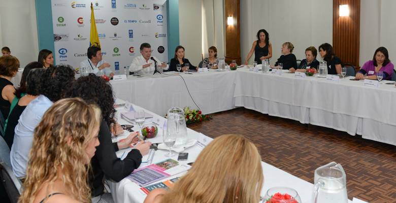 Mujeres víctimas de la violencia se reúnen con Santos para hablar de paz