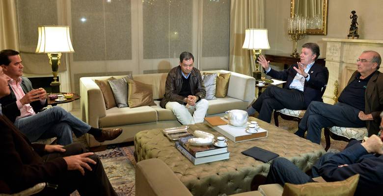 Humberto de la Calle, Jefe del equipo negociador del Gobierno Nacional, hizo el anuncio luego del exitoso proceso de liberación del General Alzate y sus dos acompañantes. FOTO CORTESÍA