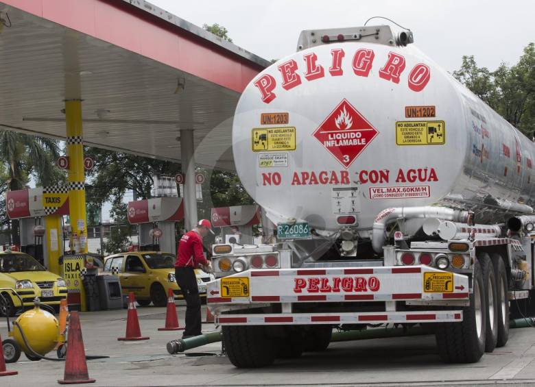Para agosto, el precio que sigue vigente es el de 9.244 pesos para la gasolina y 8.618 pesos para el Acpm, en Medellín, confirmado por el Ministerio de Minas y Energía. FOTO Manuel Saldarriaga