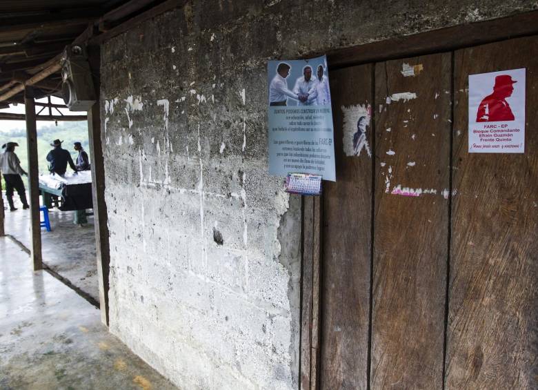 En las casas de la vereda Llanogrande Urama, integrantes del frente quinto de las Farc pegaron algunos avisos y almanaques.