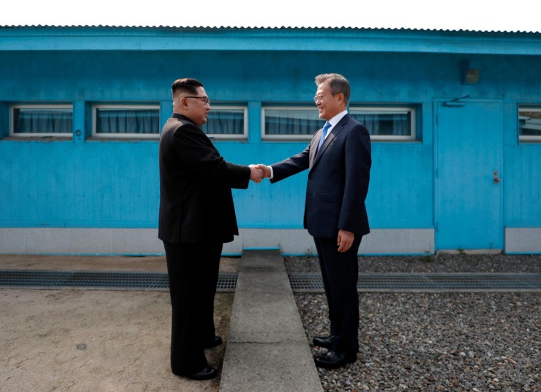 Tras un apretón de manos que apenas se produjo tres veces en la historia de las dos Coreas, los dos dignatarios fueron poniéndose cada vez más optimistas sobre el futuro de la península. FOTO afp
