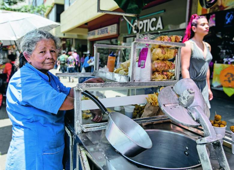 Así es sobrevivir a las calles con arrugas y el cabello blanco