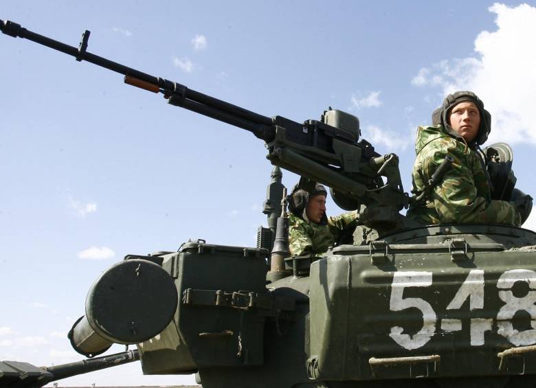 Soldados rusos conducen un tanque durante ejercicios militares en la región de Volgogrado, al sur de Rusia, el 3 de abril de 2014. FOTO ARCHIVO AFP