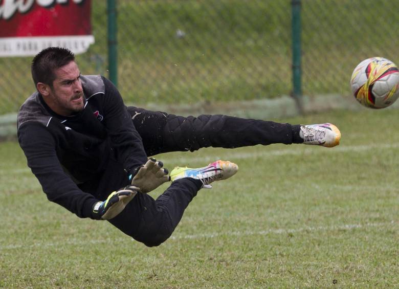 El portero Anthony Silva trabaja intensamente en los entrenamientos, el reto es mantener el arco en cero. FOTO jaime pérez