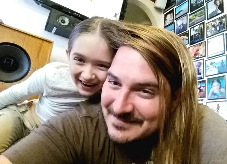 Padre e hija publican diariamente en Facebook los peinados que logran hacer. FOTO Facebook 