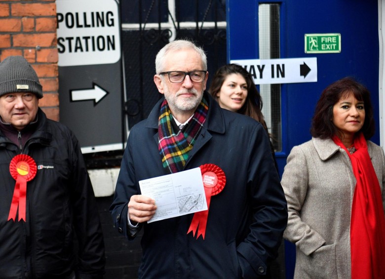El líder laborista de la oposición, Jeremy Corbyn llega a votar a un colegio electoral durante las elecciones generales en Londres El Reino Unido celebra este jueves unas elecciones generales cruciales para el futuro político y económico del país. Foto: EFE