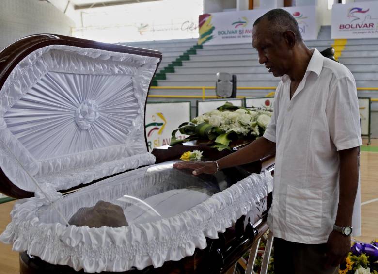 Pambelé despidió a su amigo, cómplice, al hombre que como él dejó una huella imborrable en el boxeo colombiano, el gran Rocky Valdés, o La Fiera, que descansa en paz. FOTO EFE