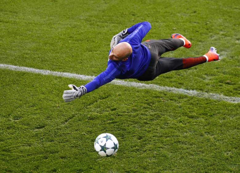 Willy Caballero fue uno de los más exigidos ayer durante el entreno del Manchester City que hoy hará de local en el choque de vuelta de la Champions ante Barcelona. FOTO Reuters