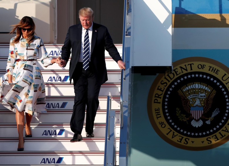 Donald Trump llegó a Japón en compañía de la primera dama Melania Trump. FOTO: REUTERS