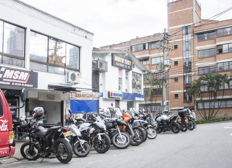 La Secretaría de Tránsito hace constantes llamados a la ciudadanía para respetar el espacio público. Las infracciones por mal parqueo son frecuentes en la zona, a pesar de las campañas de cultura ciudadana implementadas por la Alcaldía. FOTO mario valencia