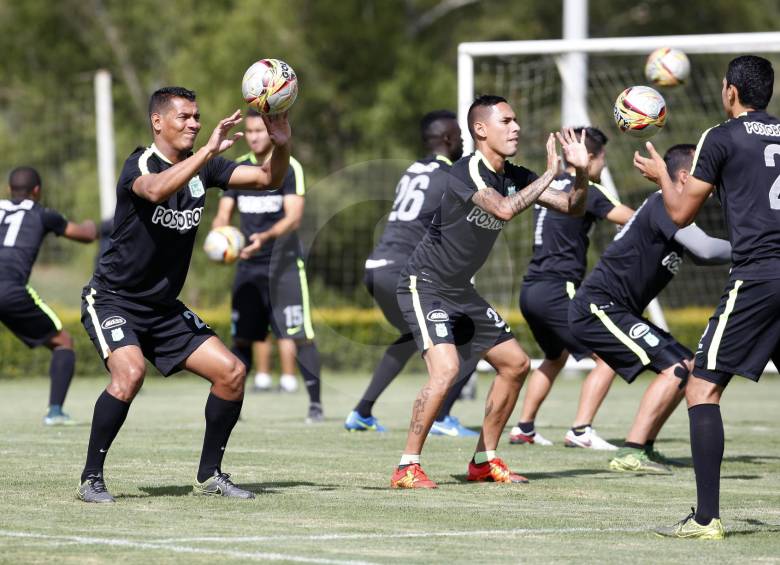 Los jugadores verdes en una de las prácticas previas al duelo de esta tarde ante el Junior de Barranquilla. FOTO manuel saldarriaga