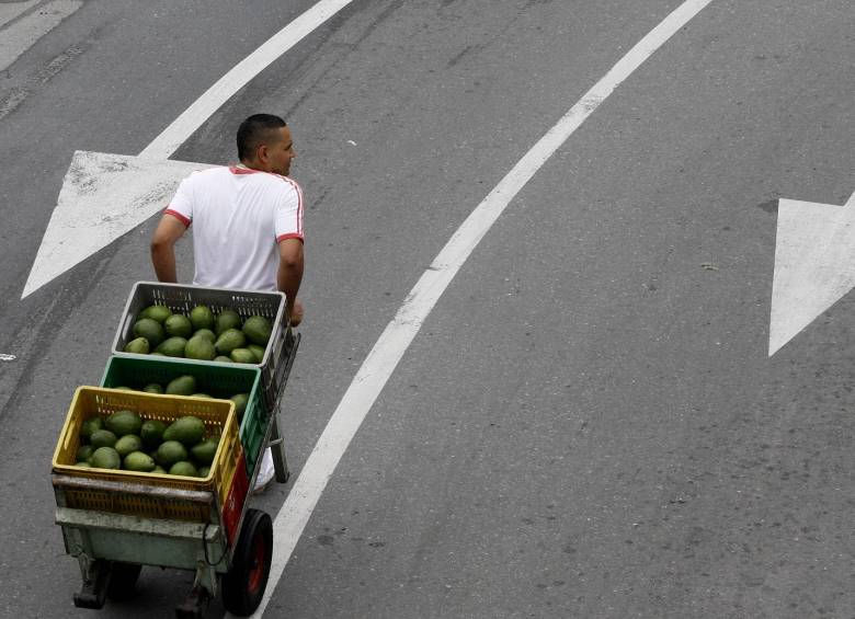 Vendedor de aguacates por las calles de Medellín. Desocupación en el Valle de Aburrá. Foto: Donaldo Zuluaga Velilla