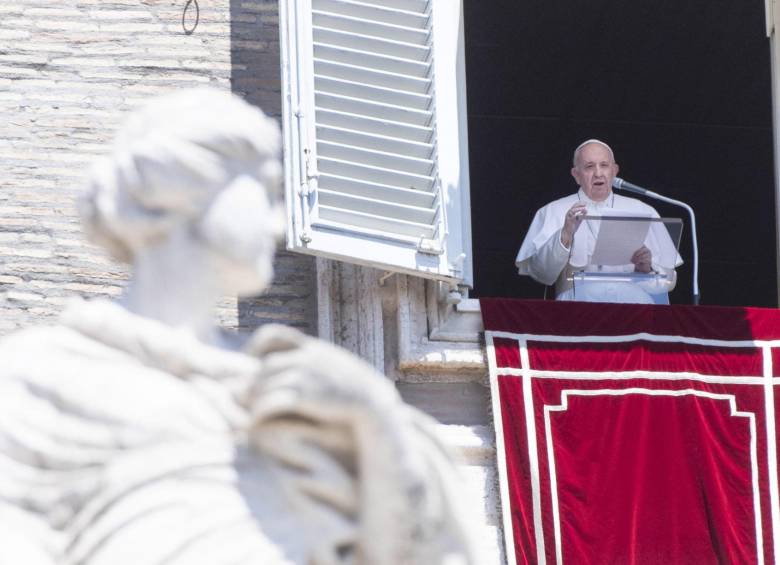 El papa Francisco criticó este domingo durante el rezo del Ángelus que algunas formas de corrupción se producen cuando los gobernantes sienten más amor por sus parientes que por la propia patria. Foto: EFE