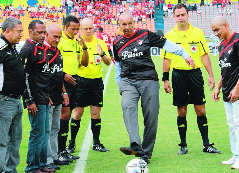 En 2013, Efraín Sánchez recibió un homenaje en medio del centenario del Independiente Medellín.