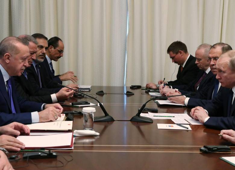 El presidente turco, Recep Tayyip Erdogan reunido con el mandatario ruso Vladimir Putin, junto a sus respectivas delegaciones. FOTO: AFP