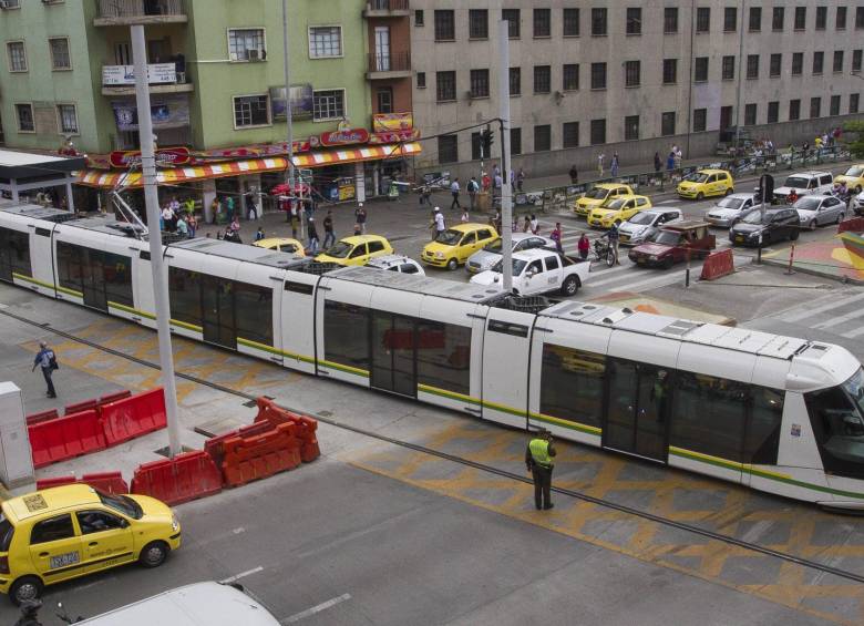 Ver el tranvía rodando por las calles emociona y marca un hito en la evolución del Sistema de Transporte Masivo. FOTO róbinson sáenz