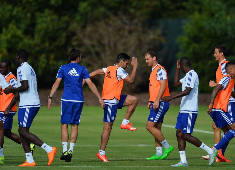 El técnico del Chelsea, José Mourinho, dijo que podía adoptar un ataque en dos frentes dado que el colombiano Radamel Falcao ofrece más opciones. FOTO REUTERS