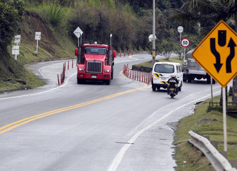 Hace varios años, en jurisdicción de El Santuario, se construyeron 2 km. en doble calzada, pero la obra se paró. FOTO henry agudelo