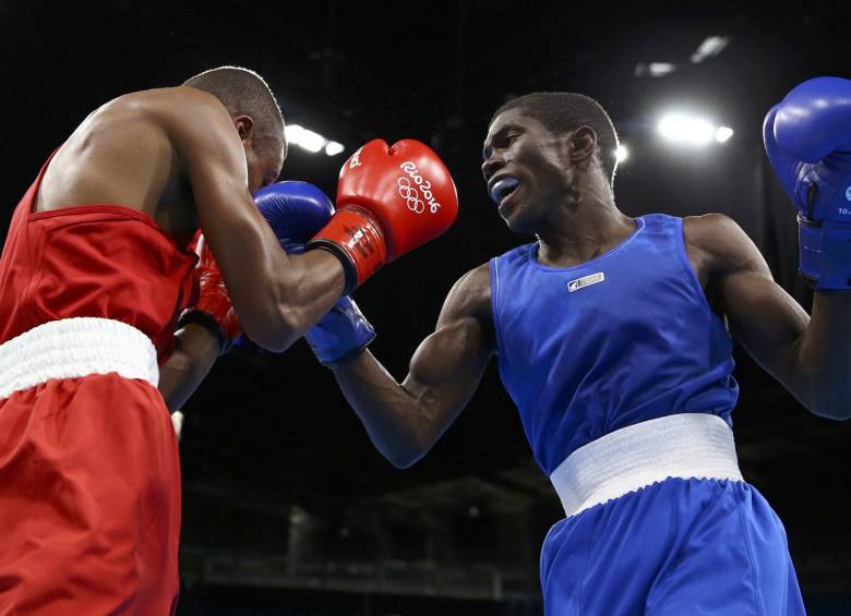 Yuberjén Martínez (azul) ya ganó su primera pelea. Ahora le tocará una prueba más fuerte frente a un pegador de más nivel como el filipino Rogen Ladon. FOTO reuters